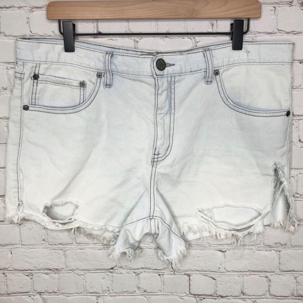 Free People Women’s Distressed Cut Off Jean Shorts Size 28 Light Wash Destructed